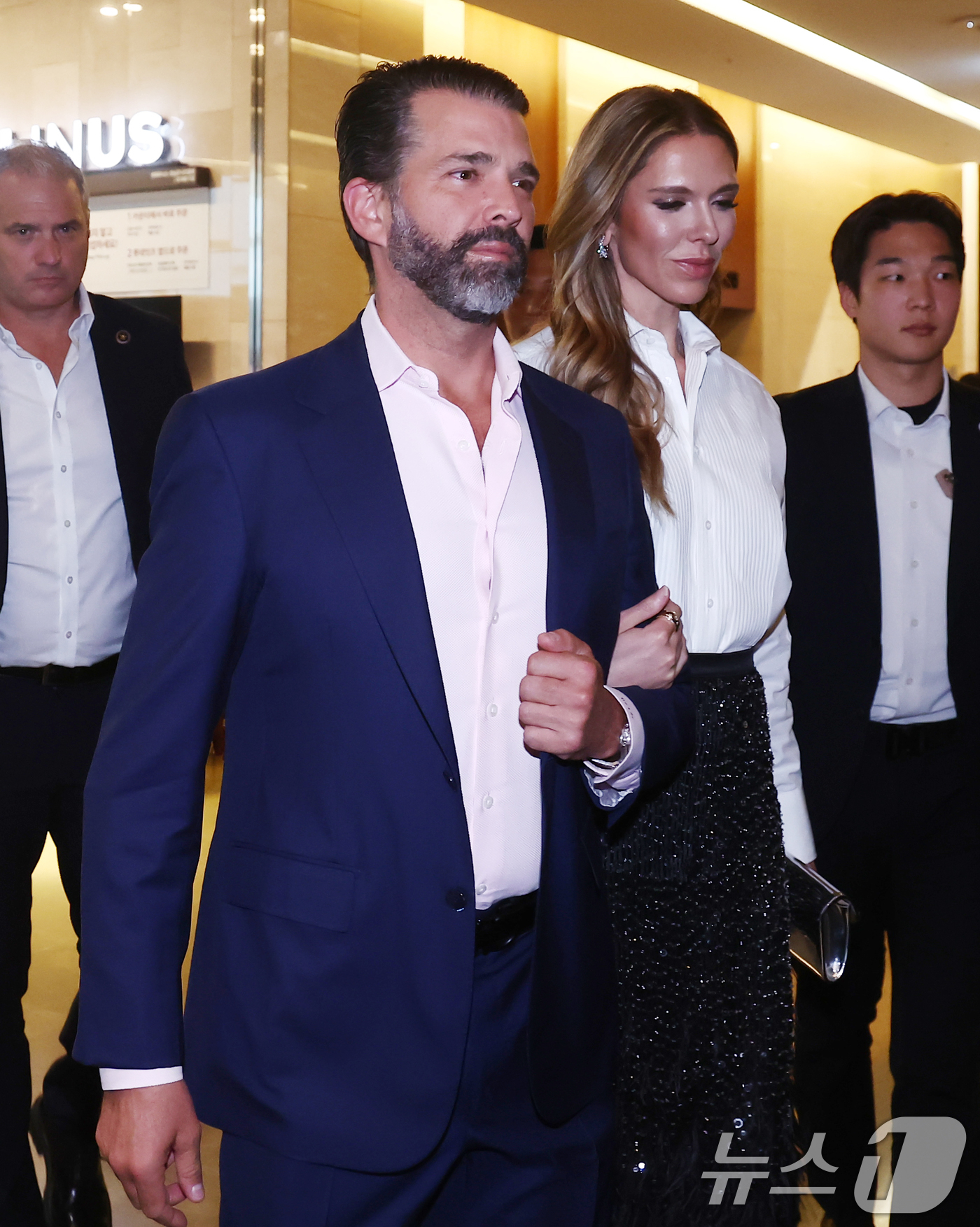 (서울=뉴스1) 김민지 기자 = 도널드 트럼프 미국 대통령의 장남인 트럼프 주니어가 29일 오후 서울 송파구 롯데콘서트홀에서 열린 정용진 신세계그룹 회장의 부인 한지희씨의 데뷔 앨 …