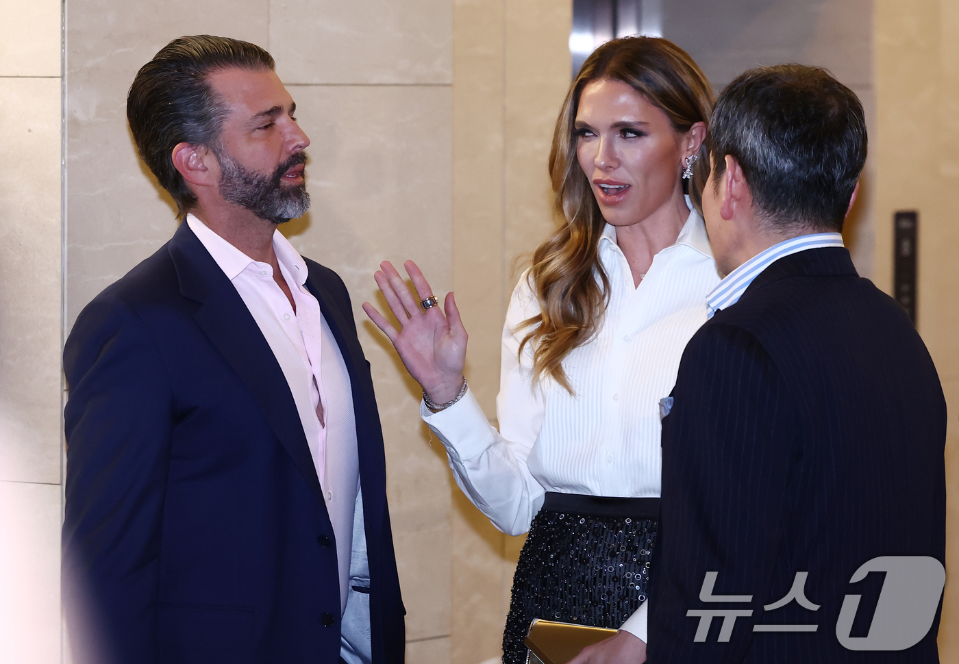 (서울=뉴스1) 김민지 기자 = 도널드 트럼프 미국 대통령의 장남인 트럼프 주니어가 29일 오후 서울 송파구 롯데콘서트홀에서 열린 정용진 신세계그룹 회장의 부인 한지희씨의 데뷔 앨 …