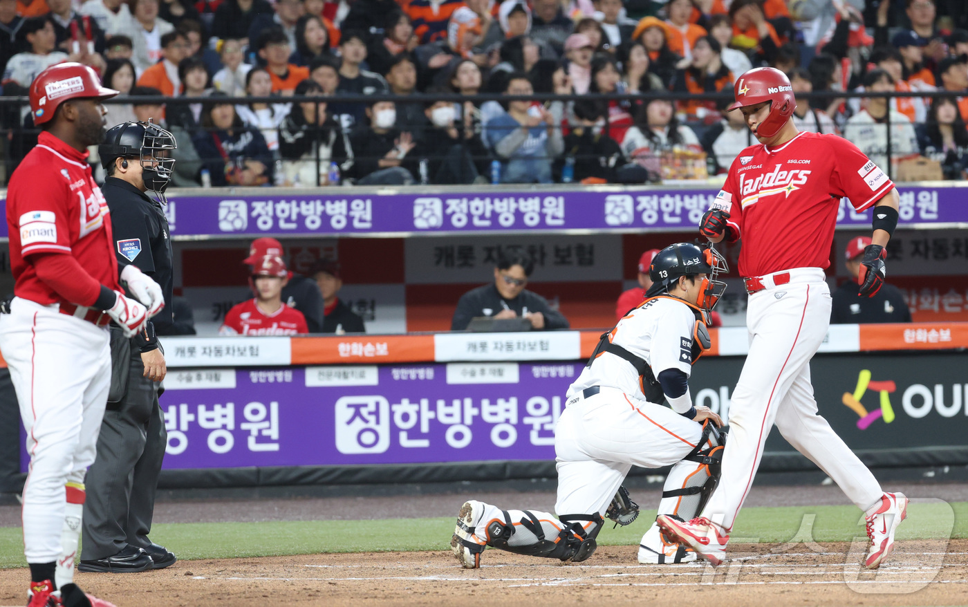 (대전=뉴스1) 김기남 기자 = 29일 대전 한화생명볼파크에서 열린 2026 신한 SOL KBO리그 SSG 랜더스와 한화 이글스의 경기에서 2회초 SSG가 2사 만루에 볼넷으로 득 …