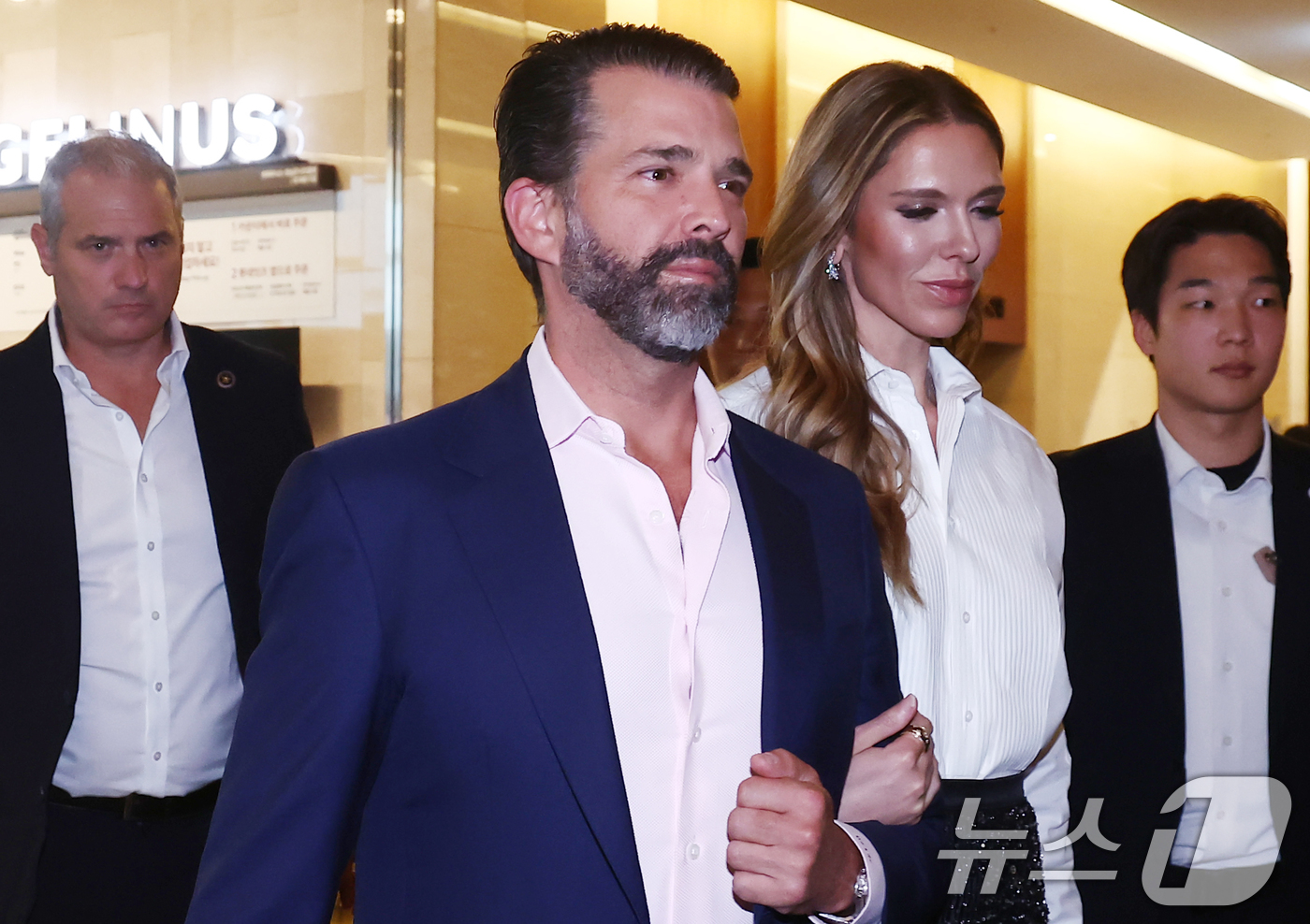 (서울=뉴스1) 김민지 기자 = 도널드 트럼프 미국 대통령의 장남인 트럼프 주니어가 29일 오후 서울 송파구 롯데콘서트홀에서 열린 정용진 신세계그룹 회장의 부인 한지희씨의 데뷔 앨 …