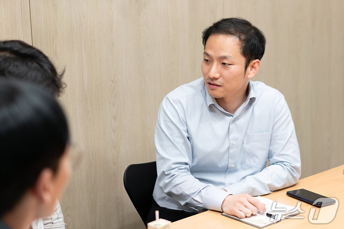 본문 이미지 - AI 사피엔스팀 리더인 이지성 과학기술정보통신부 인공지능안전신뢰지원과 사무관이 뉴스1과 인터뷰를 하고 있다. 2026.4.28 ⓒ 뉴스1 이기범 기자