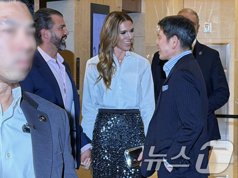 (서울=뉴스1) 윤수희 기자 = 도널드 트럼프 미국 대통령의 장남인 트럼프 주니어가 29일 오후 서울 송파구 롯데콘서트홀에서 열린 정용진 신세계그룹 회장의 부인 한지희씨의 데뷔 앨 …