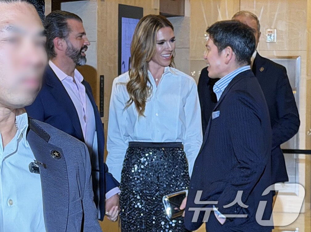 본문 이미지 - 도널드 트럼프 미국 대통령의 장남인 트럼프 주니어(왼쪽)가 29일 오후 서울 송파구 롯데콘서트홀에서 열린 정용진 신세계그룹 회장의 부인 한지희씨의 데뷔 앨범 발매 기념 콘서트에 참석하며 정 회장과 대화하고 있다. 2026.4.29 ⓒ 뉴스1 윤수희 기자