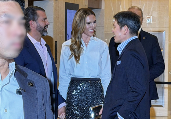 정용진 회장, 부인 콘서트 온 트럼프 주니어 직접 마중…웃으며 포옹