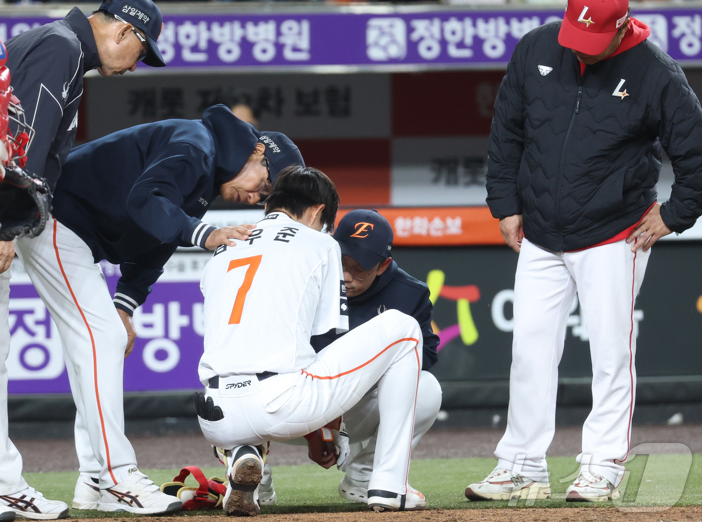 (대전=뉴스1) 김기남 기자 = 29일 대전 한화생명볼파크에서 열린 2026 신한 SOL KBO리그 SSG 랜더스와 한화 이글스의 경기에서 3회말 한화 심운준이 SSG 화이트의 공 …