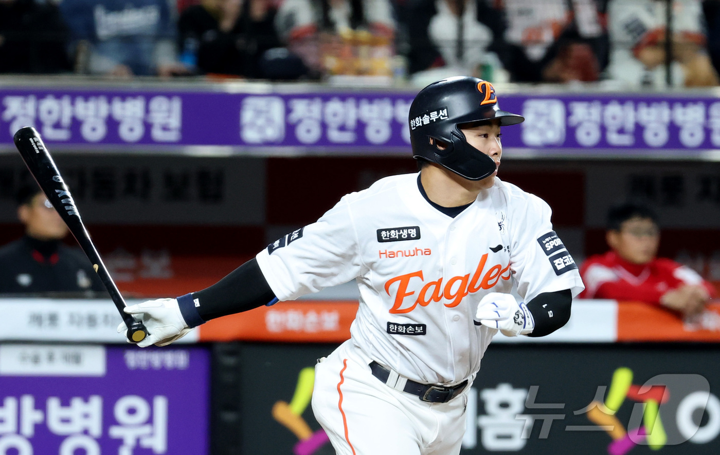 (대전=뉴스1) 김기남 기자 = 29일 대전 한화생명볼파크에서 열린 2026 신한 SOL KBO리그 SSG 랜더스와 한화 이글스의 경기에서 3회말 한화 문현빈이 안타를 치고 있다. …