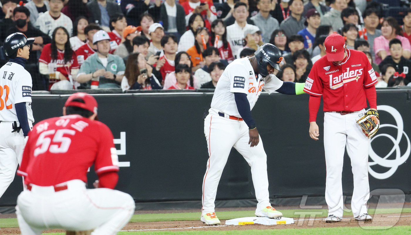 (대전=뉴스1) 김기남 기자 = 29일 대전 한화생명볼파크에서 열린 2026 신한 SOL KBO리그 SSG 랜더스와 한화 이글스의 경기에서 3회말 한화 문현빈 안타에 3루 진루한 …