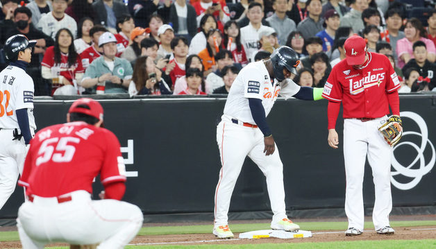 최정에게 말 건네는 페라자