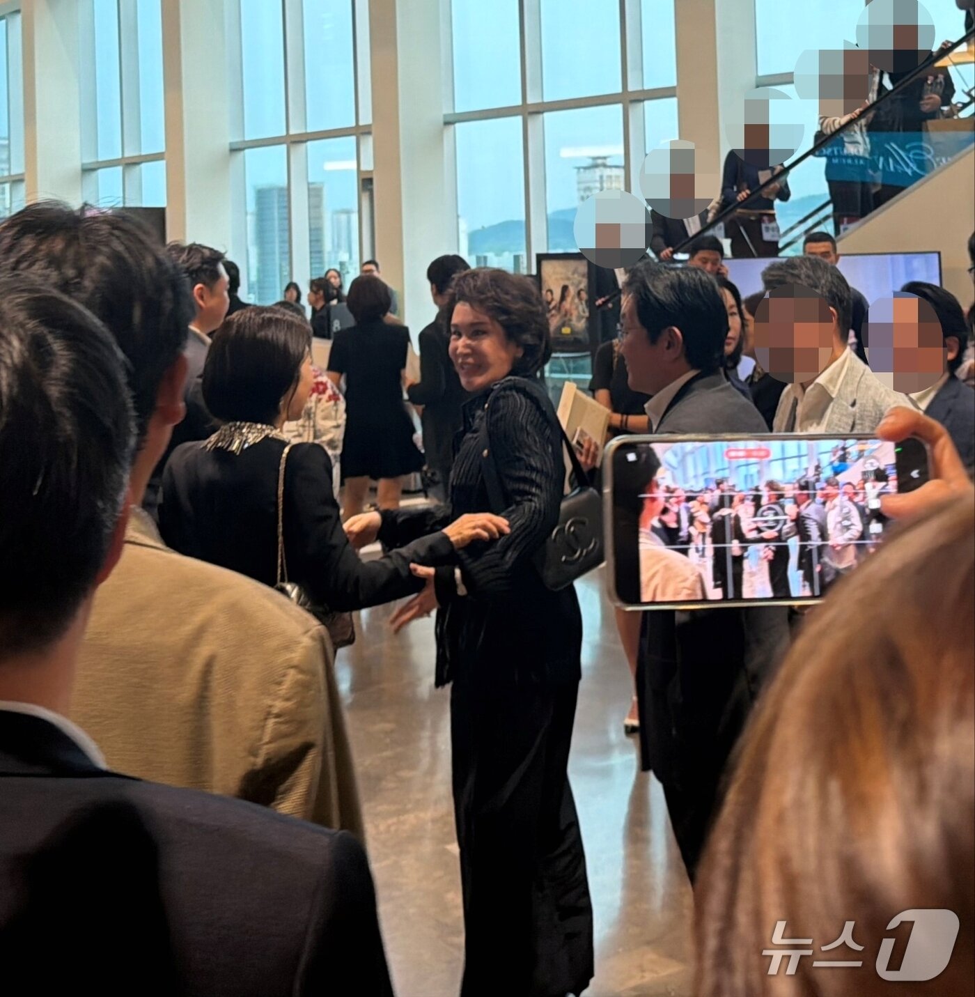 본문 이미지 - 정유경 ㈜신세계  회장(가운데)이 29일 오후 서울 송파구 롯데콘서트홀에서 열린 정용진 신세계그룹 회장의 부인 한지희씨의 데뷔 앨범 발매 기념 콘서트에 참석하고 있다. 2026.4.29 ⓒ 뉴스1 윤수희 기자