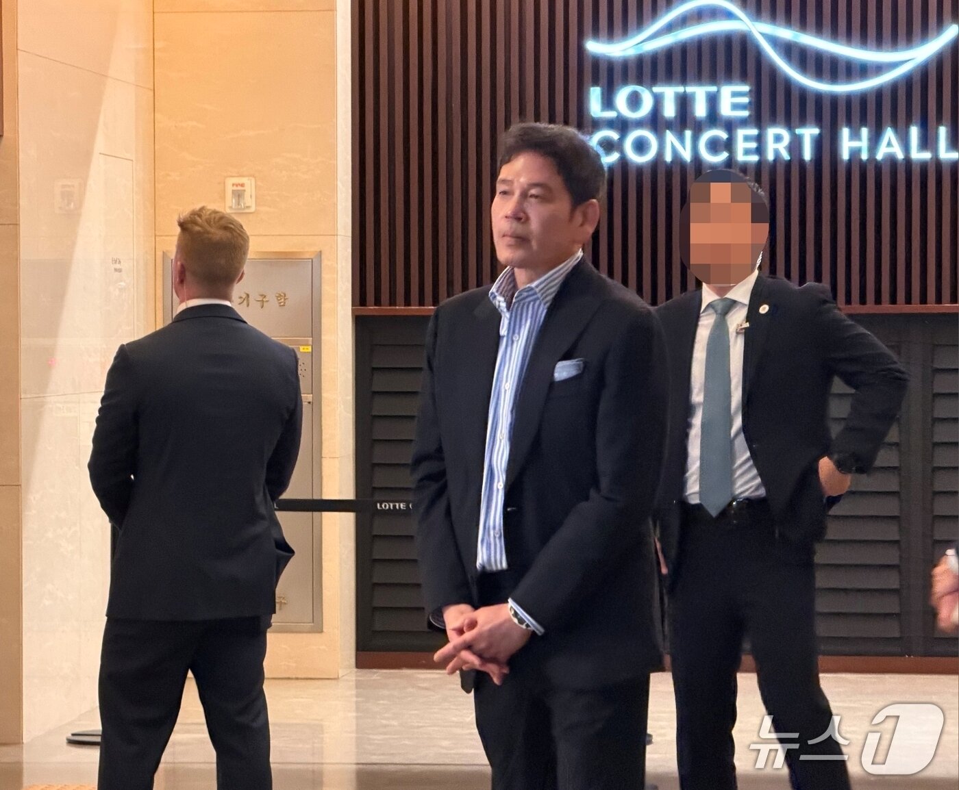본문 이미지 - 정용진 신세계그룹 회장이 29일 오후 서울 송파구 롯데콘서트홀에서 열린 부인 한지희씨의 데뷔 앨범 발매 기념 콘서트장에서 도널드 트럼프 미국 대통령의 장남인 트럼프 주니어를 기다리고 있다. 2026.4.29 ⓒ 뉴스1 윤수희 기자