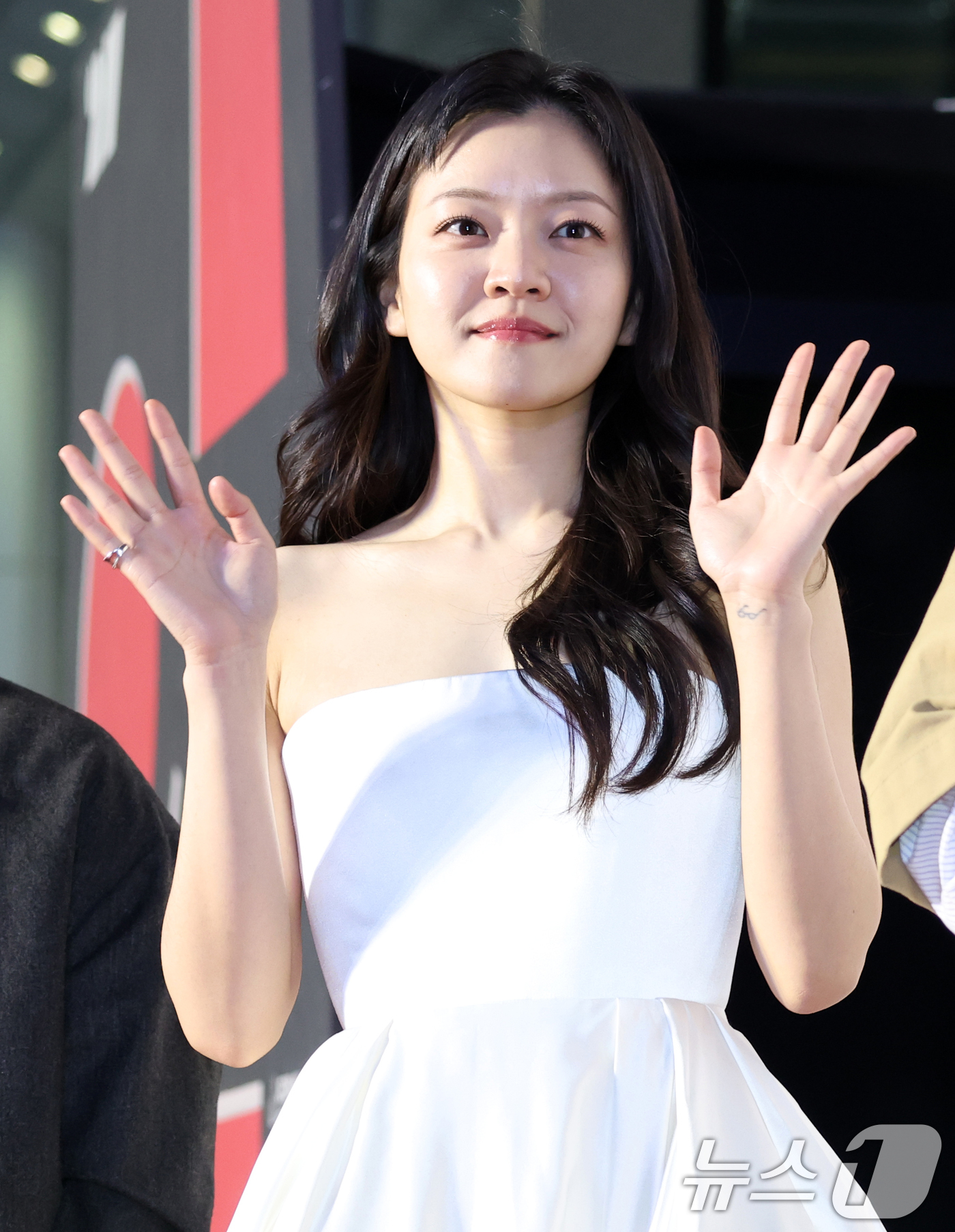 (전주=뉴스1) 유경석 기자 = 배우 고아성이 29일 전북 전주시 한국소리문화의전당에서 열린 제27회 전주국제영화제 개막식 레드카펫을 걷고 있다. 2026.4.29/뉴스1