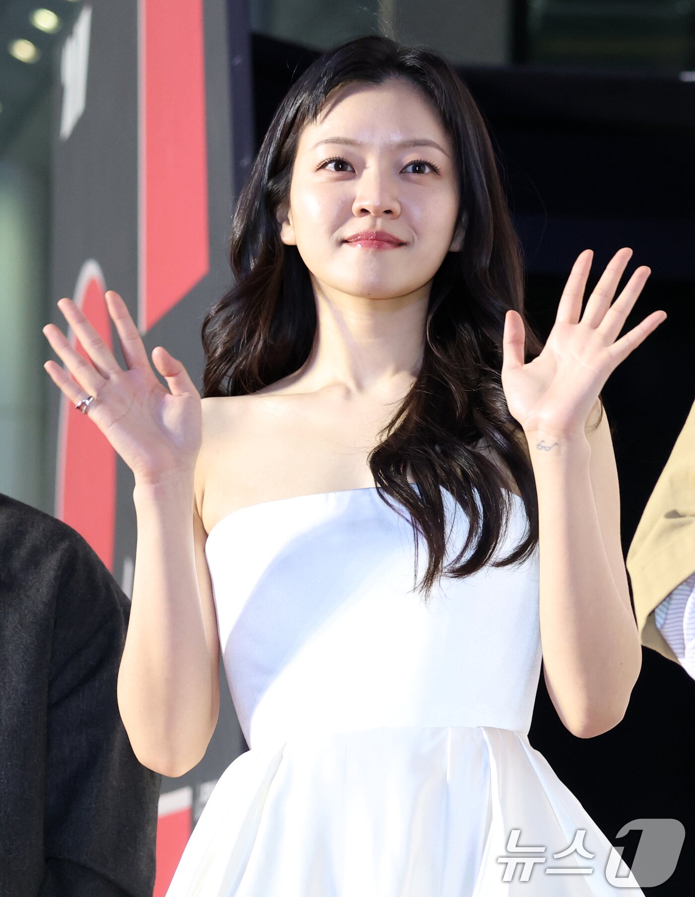 본문 이미지 - 배우 고아성이 29일 전북 전주시 한국소리문화의전당에서 열린 제27회 전주국제영화제 개막식 레드카펫을 걷고 있다. 2026.4.29 ⓒ 뉴스1 유경석 기자