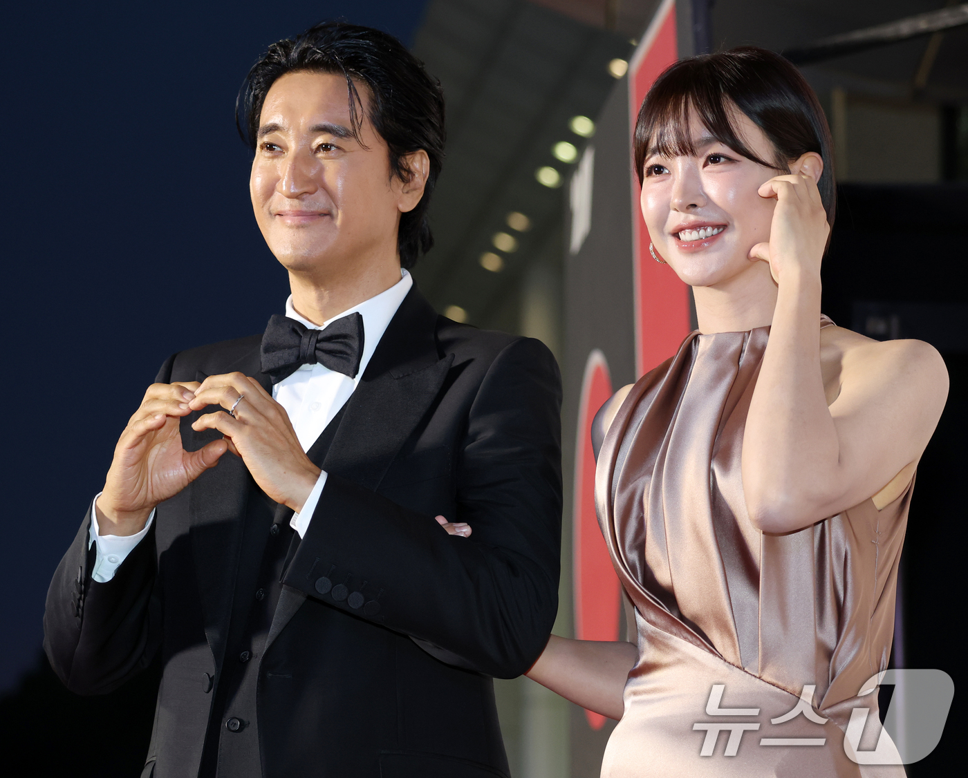 (전주=뉴스1) 유경석 기자 = 배우 신현준(왼쪽)과 고원희가 29일 전북 전주시 한국소리문화의전당에서 열린 제27회 전주국제영화제 개막식 레드카펫 행사에서 포즈를 취하고 있다. …