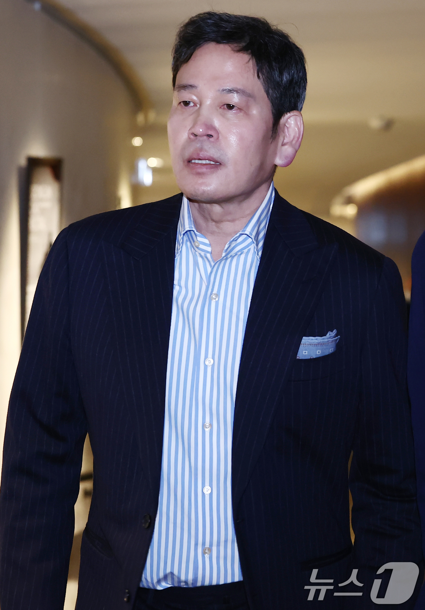 (서울=뉴스1) 김민지 기자 = 정용진 신세계그룹 회장이 29일 오후 서울 송파구 롯데콘서트홀에서 열린 부인 한지희씨의 데뷔 앨범 발매 기념 콘서트에 참석하고 있다. 2026.4. …