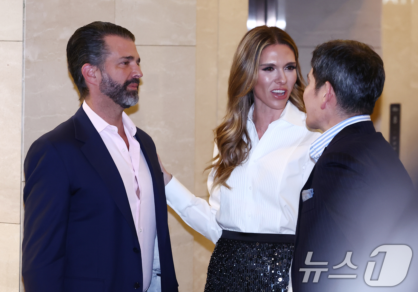 (서울=뉴스1) 김민지 기자 = 정용진 신세계그룹 회장이 29일 오후 서울 송파구 롯데콘서트홀에서 열린 부인 한지희씨의 데뷔 앨범 발매 기념 콘서트를 찾은 도널드 트럼프 주니어와 …