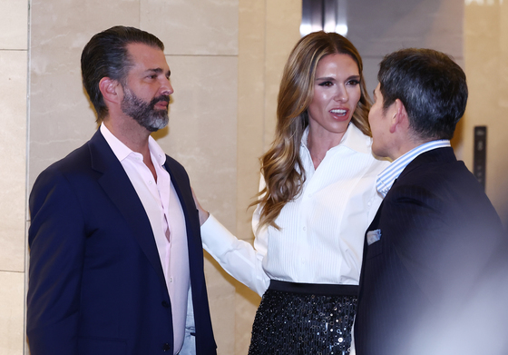 트럼프 주니어와 대화하는 정용진 회장