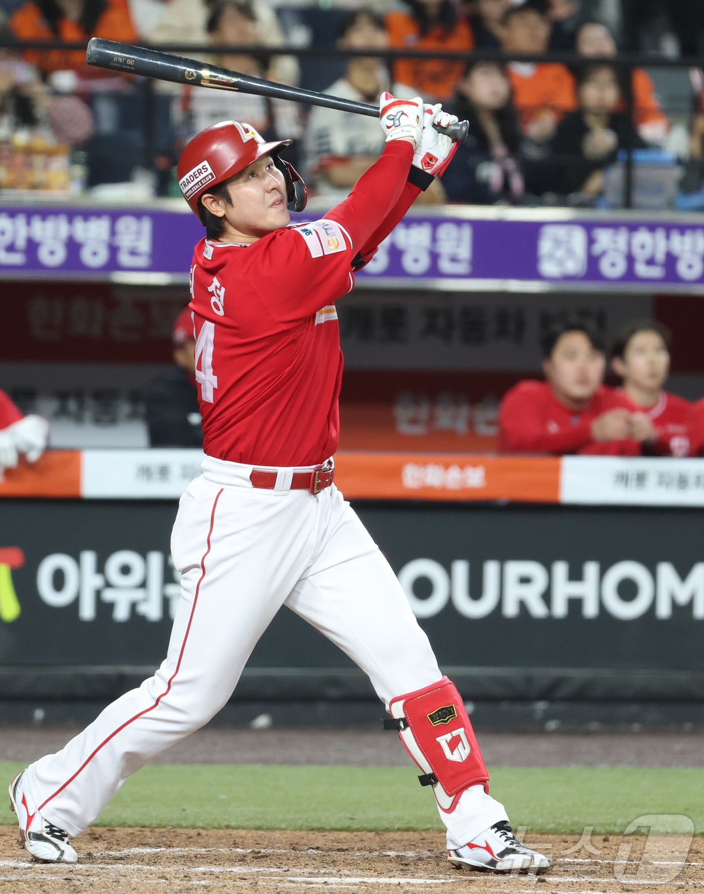 (대전=뉴스1) 김기남 기자 = 29일 대전 한화생명볼파크에서 열린 2026 신한 SOL KBO리그 SSG 랜더스와 한화 이글스의 경기에서 4회초 SSG 최정이 타격하고 있다. 2 …