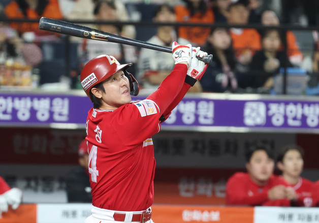 아쉬운 타구 바라보는 최정