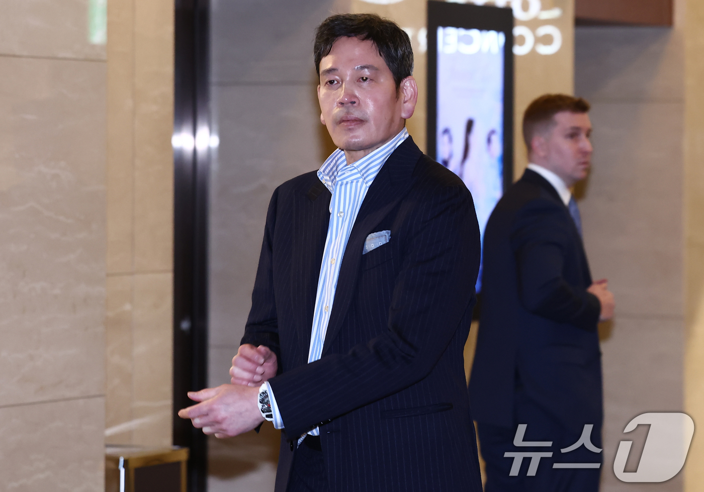 (서울=뉴스1) 김민지 기자 = 정용진 신세계그룹 회장이 29일 오후 서울 송파구 롯데콘서트홀에서 열린 부인 한지희씨의 데뷔 앨범 발매 기념 콘서트에 참석해 내빈들을 맞이하기 위해 …