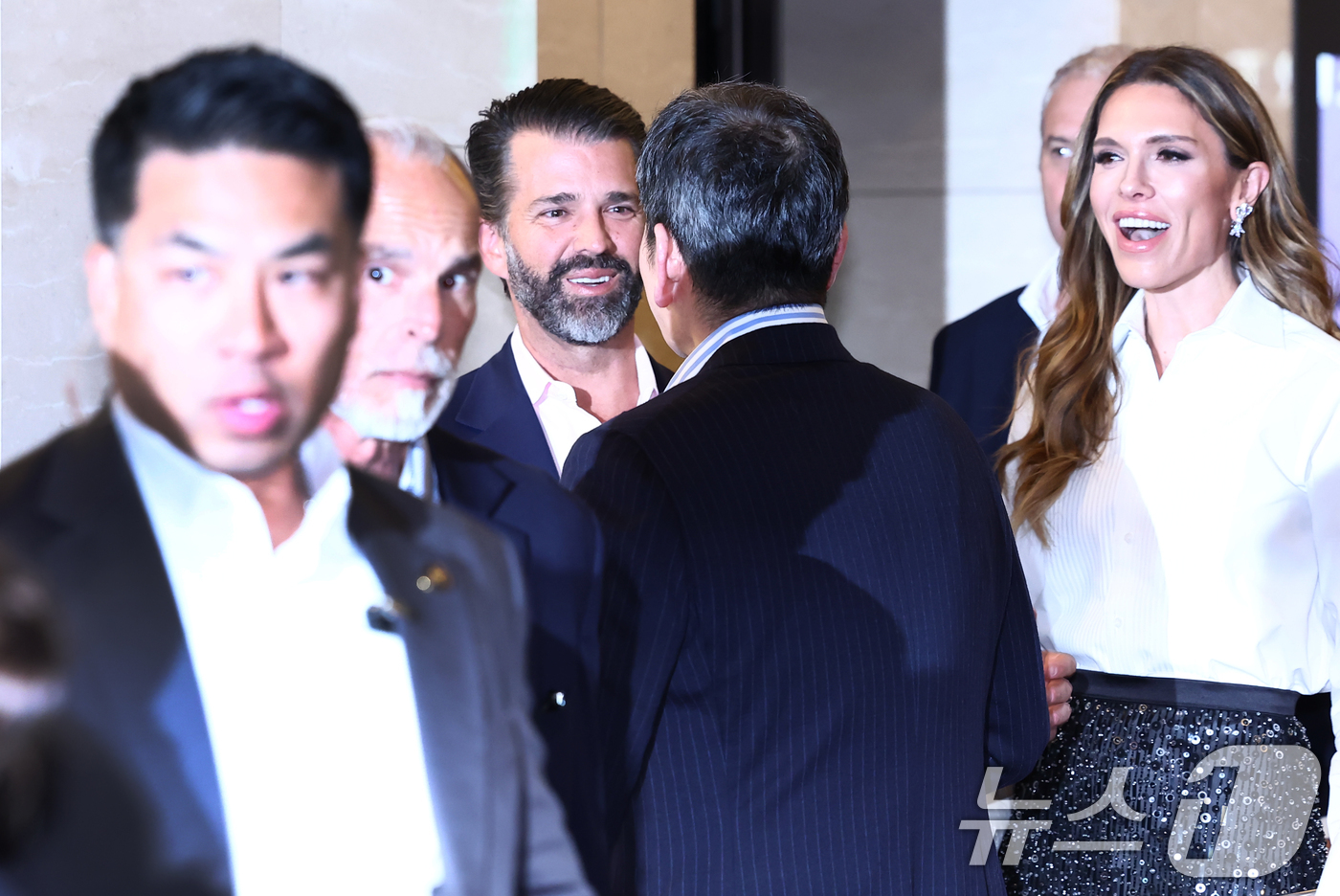 (서울=뉴스1) 김민지 기자 = 도널드 트럼프 미국 대통령의 장남인 트럼프 주니어가 29일 오후 서울 송파구 롯데콘서트홀에서 열린 정용진 신세계그룹 회장의 부인 한지희씨의 데뷔 앨 …