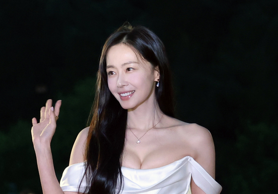 레드카펫 걷는 홍수현