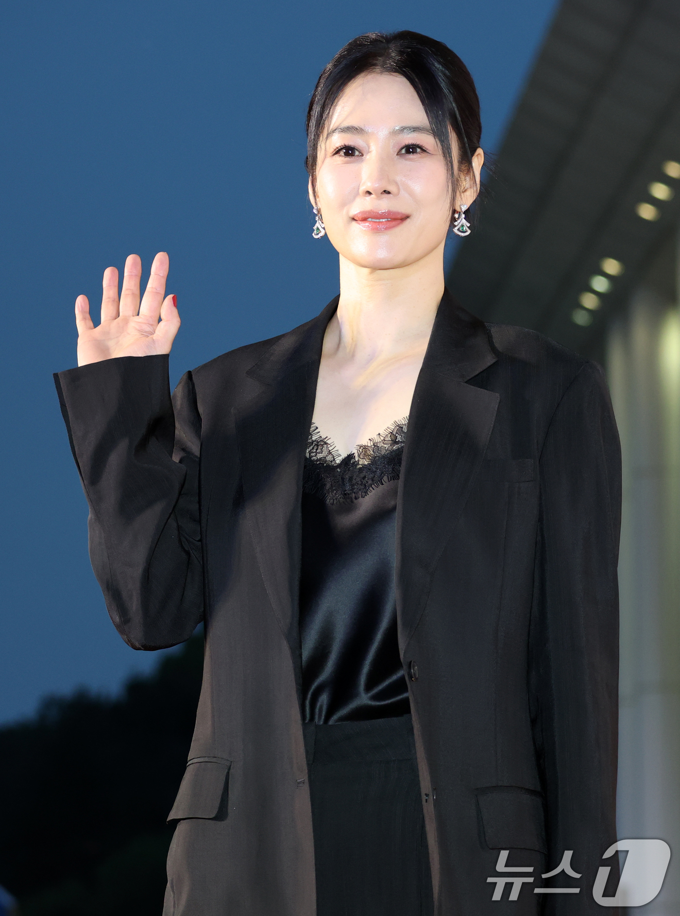 (전주=뉴스1) 유경석 기자 = 배우 김현주가 29일 전북 전주시 한국소리문화의전당에서 열린 제27회 전주국제영화제 개막식 레드카펫을 걷고 있다. 2026.4.29/뉴스1