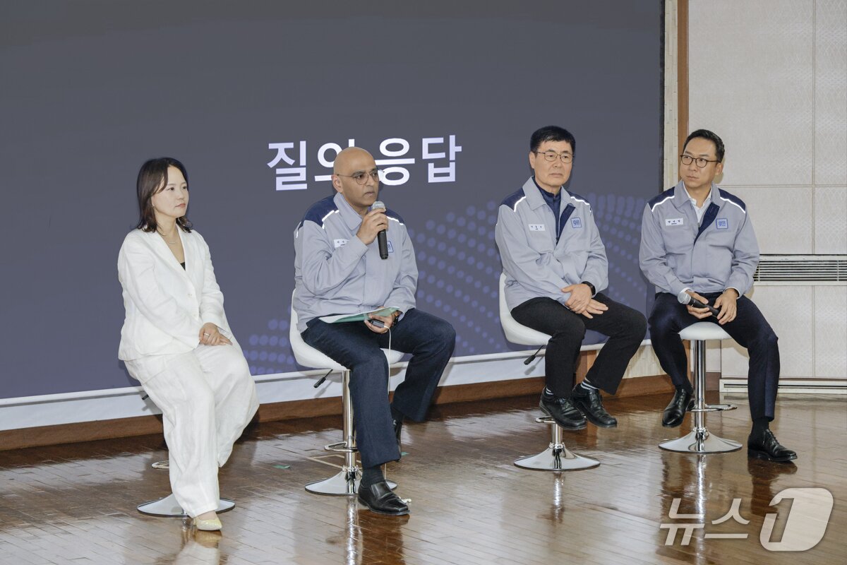 본문 이미지 - 지난 28일 경남 GM한국사업장 창원공장에서 열린 기자간담회에서 제너럴 모터스(GM) 측 임직원들이 발언하는 모습. 왼쪽부터 윤명옥 GM 한국사업장 최고마케팅책임자, 아시프 카트리 GM 해외사업부문 생산총괄 부사장, 이동우 GM 한국사업장 생산부문 부사장, 방선일 GM 한국사업장 구매부문 부사장(GM한국사업장 제공) 2026.4.30/뉴스1
