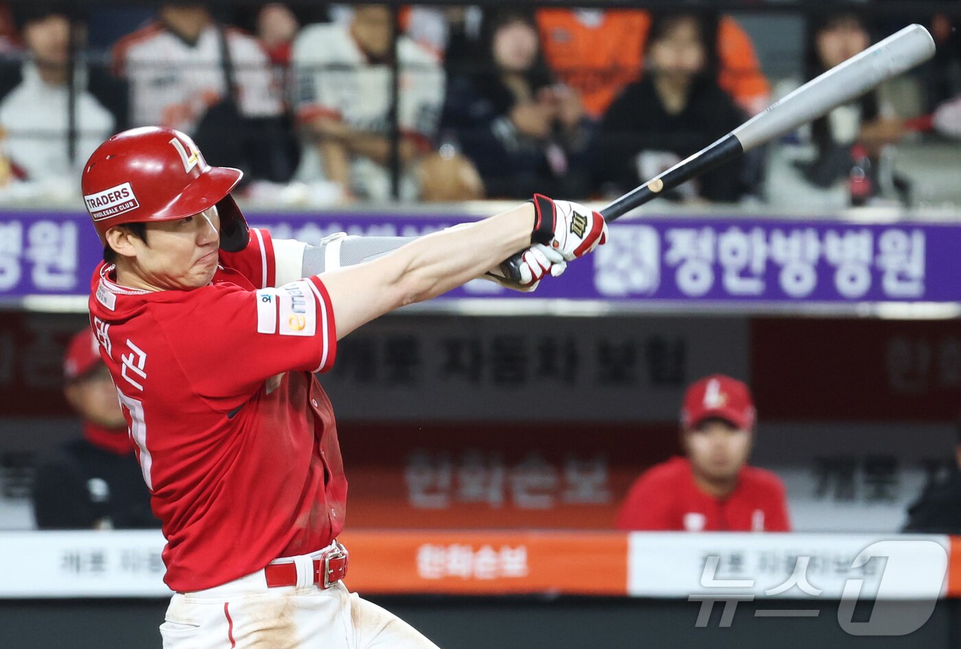 본문 이미지 - 29일 대전 한화생명볼파크에서 열린 2026 신한 SOL KBO리그 SSG 랜더스와 한화 이글스의 경기에서 5회초 SSG 오태곤이 2회 3점 홈런에 이어 1타점 안타를 치고 있다. 2026.4.29 ⓒ 뉴스1 김기남 기자