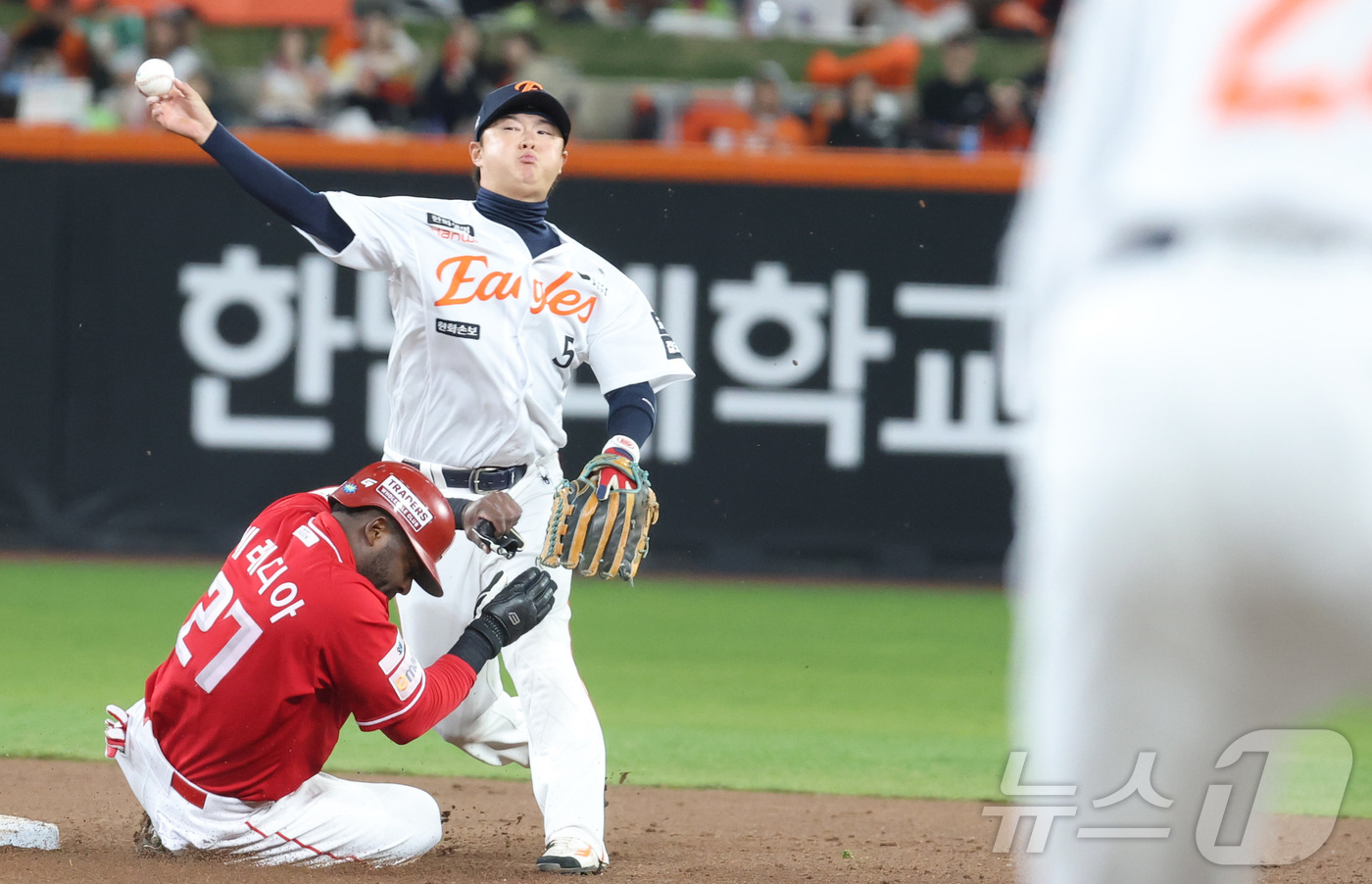 (대전=뉴스1) 김기남 기자 = 29일 대전 한화생명볼파크에서 열린 2026 신한 SOL KBO리그 SSG 랜더스와 한화 이글스의 경기에서 5회초 SSG 에레디아가 한유섬 내야땅볼 …