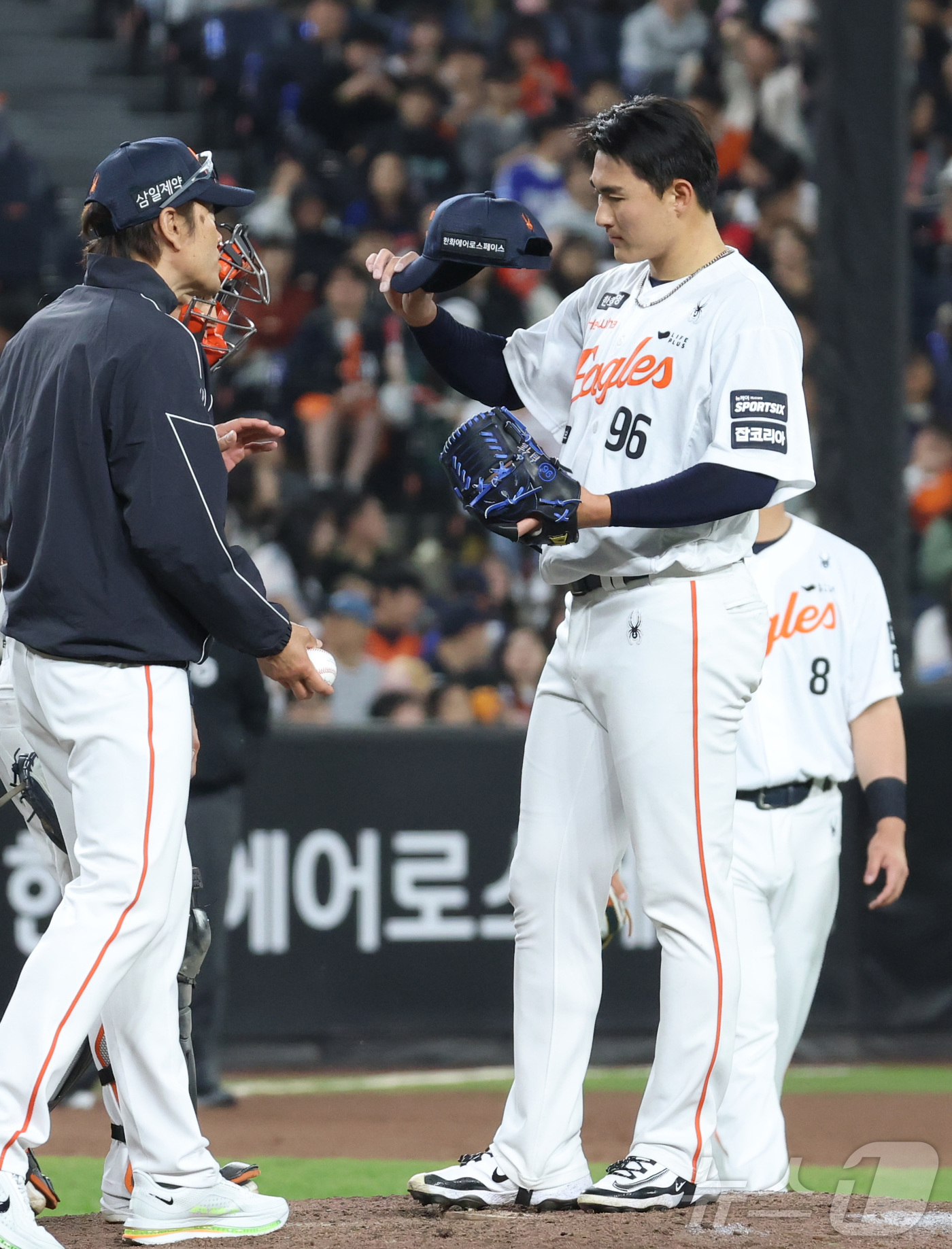 (대전=뉴스1) 김기남 기자 = 29일 대전 한화생명볼파크에서 열린 2026 신한 SOL KBO리그 SSG 랜더스와 한화 이글스의 경기에서 5회초 한화 박준영 투수가 교체되고  있 …