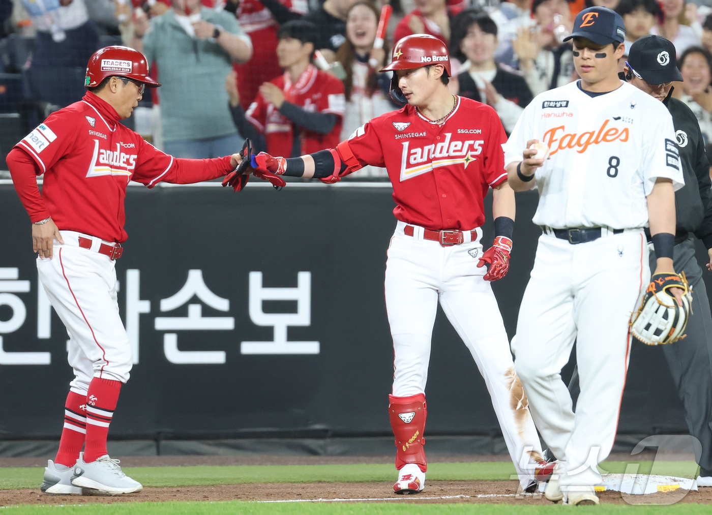 (대전=뉴스1) 김기남 기자 = 29일 대전 한화생명볼파크에서 열린 2026 신한 SOL KBO리그 SSG 랜더스와 한화 이글스의 경기에서 5회초 SSG 최지훈이 3루타를 치고 있 …