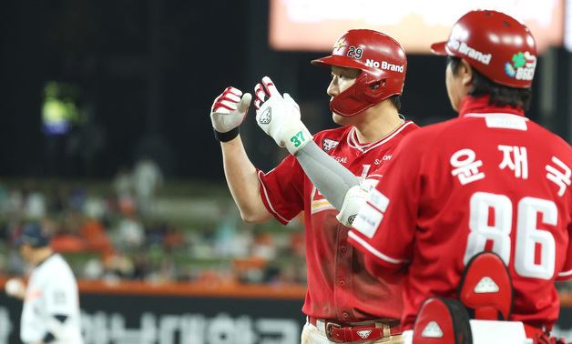 불 방망이 선보이는 오태곤