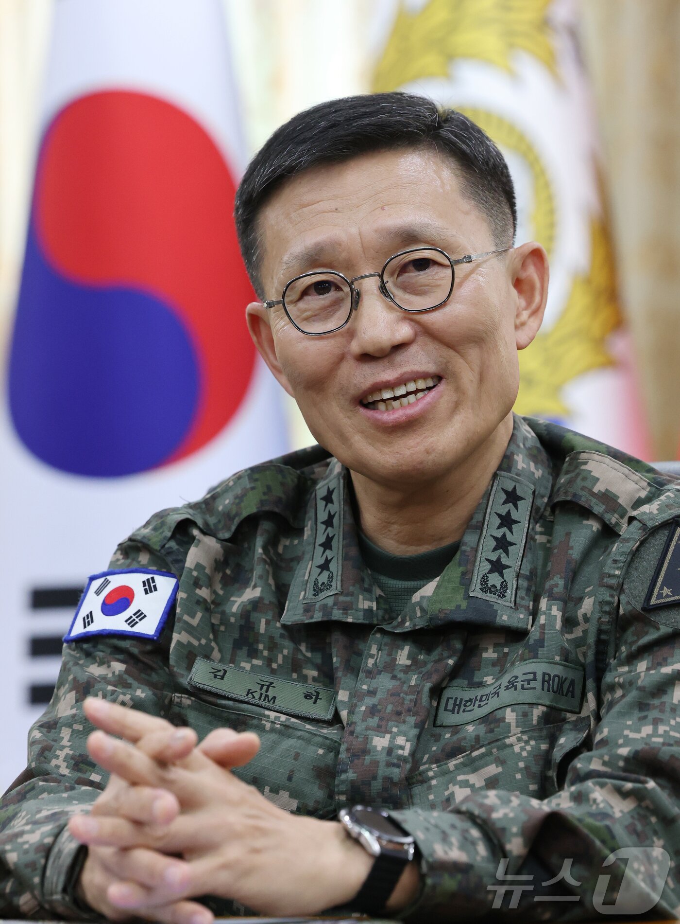 본문 이미지 - 김규하 육군참모총장(대장)은 "현장에서 중·소위들, 초급 부사관, 용사들을 만나면 '내가 저 나이 때 저랬을 수 있을까' 싶을 정도로 잘 한다는 생각이 든다"라며 "육군의 장래는 밝다"라고 말했다. 2026.5.4 ⓒ 뉴스1 김기태 기자