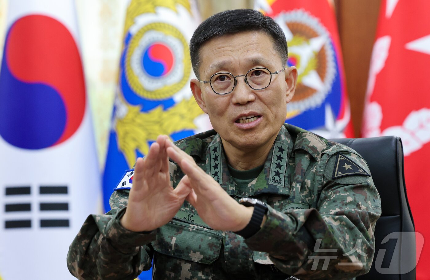 본문 이미지 - 김규하 육군참모총장이 이달 4일 '뉴스1 초대석' 인터뷰에서 육군의 지능형 스마트부대 구축 구상을 설명했다. 2026.5.4. ⓒ 뉴스1 김기태 기자