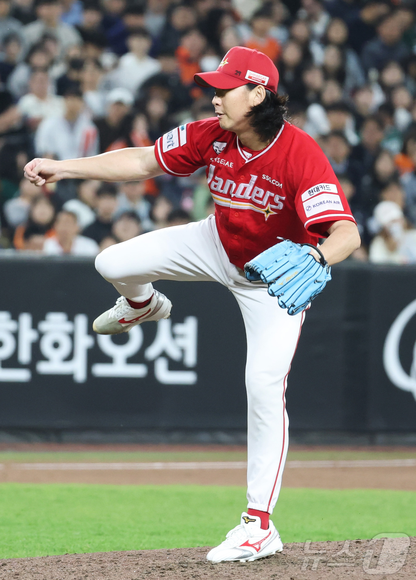 (대전=뉴스1) 김기남 기자 = 29일 대전 한화생명볼파크에서 열린 2026 신한 SOL KBO리그 SSG 랜더스와 한화 이글스의 경기에서 7회말 SSG 문승원이 투구하고  있다. …