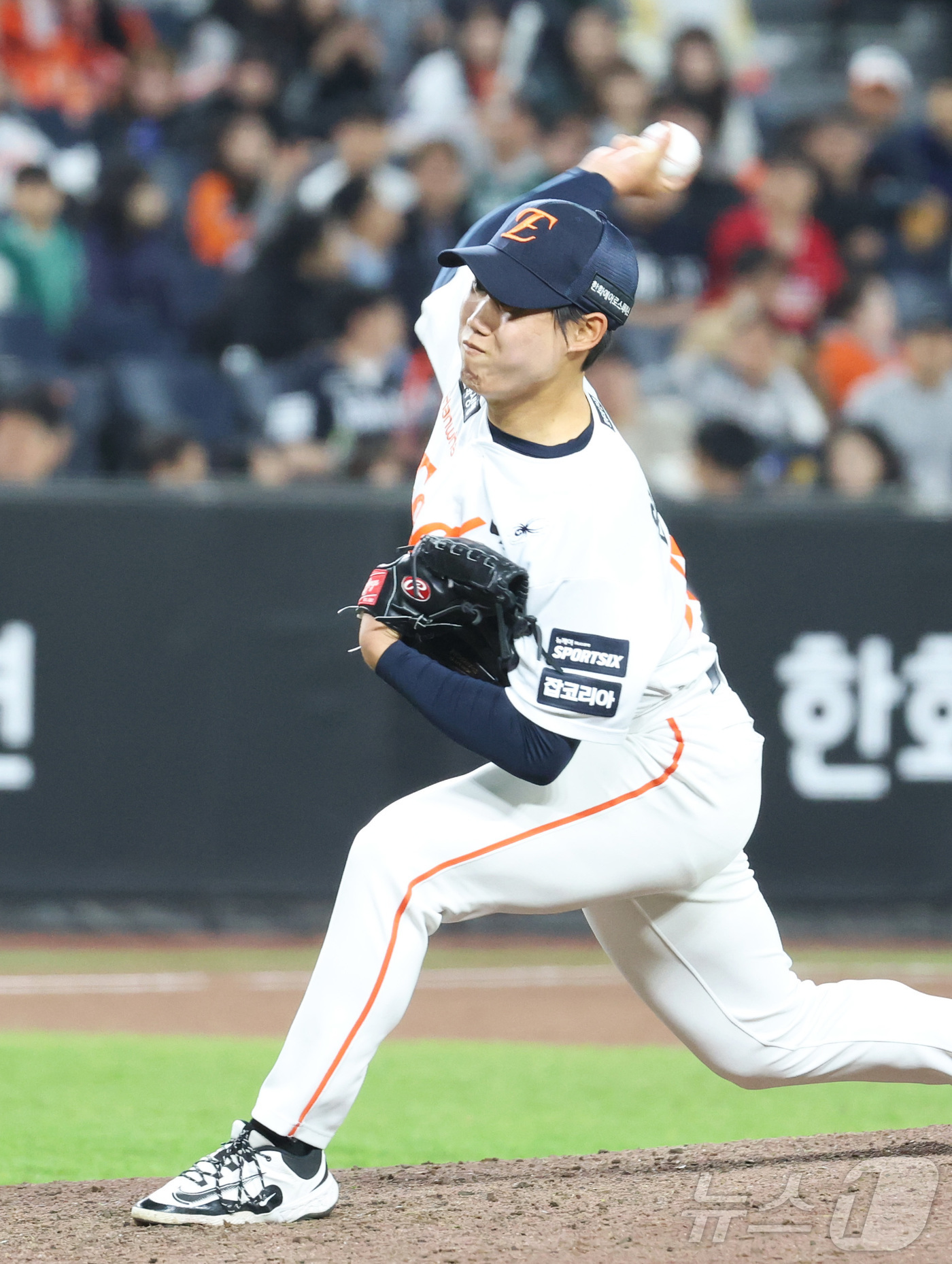 (대전=뉴스1) 김기남 기자 = 29일 대전 한화생명볼파크에서 열린 2026 신한 SOL KBO리그 SSG 랜더스와 한화 이글스의 경기에서 9회초 한화 원종혁이 투구하고  있다. …
