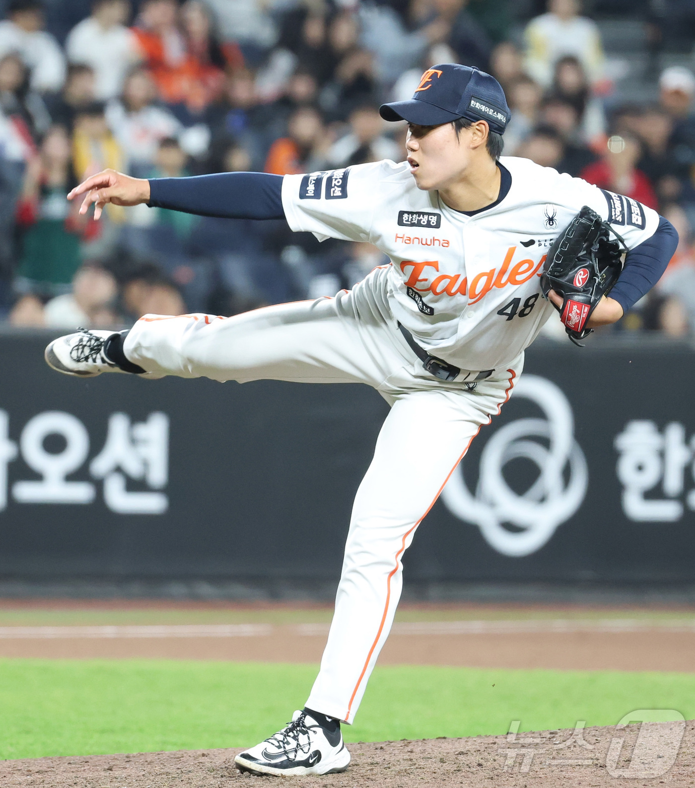 (대전=뉴스1) 김기남 기자 = 29일 대전 한화생명볼파크에서 열린 2026 신한 SOL KBO리그 SSG 랜더스와 한화 이글스의 경기에서 9회초 한화 원종혁이 투구하고  있다. …