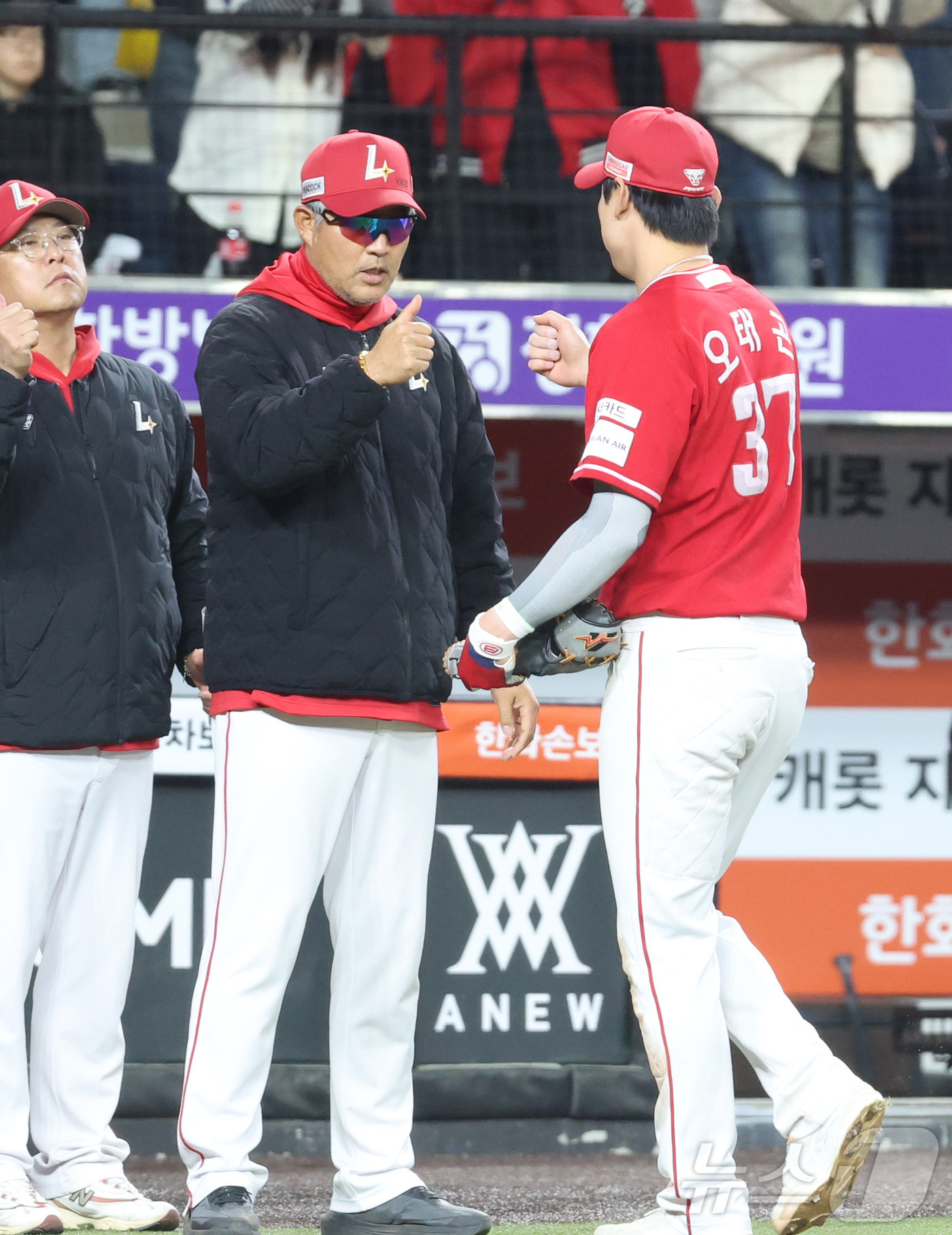 (대전=뉴스1) 김기남 기자 = 29일 대전 한화생명볼파크에서 열린 2026 신한 SOL KBO리그 SSG 랜더스와 한화 이글스의 경기에서 SSG가 승리하며 이숭용 감독이 오태곤과 …