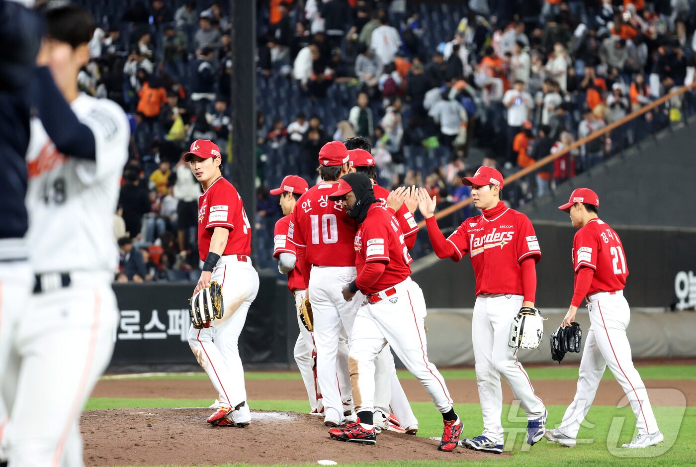 본문 이미지 - 29일 대전 한화생명볼파크에서 열린 2026 신한 SOL KBO리그 SSG 랜더스와 한화 이글스의 경기에서 SSG가 승리하며 선수들이 하이파이브 하고 있다. 2026.4.29 ⓒ 뉴스1 김기남 기자