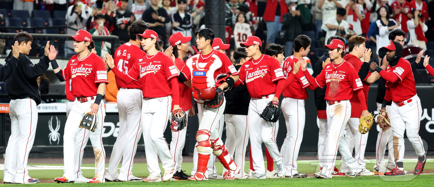 (대전=뉴스1) 김기남 기자 = 29일 대전 한화생명볼파크에서 열린 2026 신한 SOL KBO리그 SSG 랜더스와 한화 이글스의 경기에서 SSG가 승리하며 선수들이 하이파이브 하 …