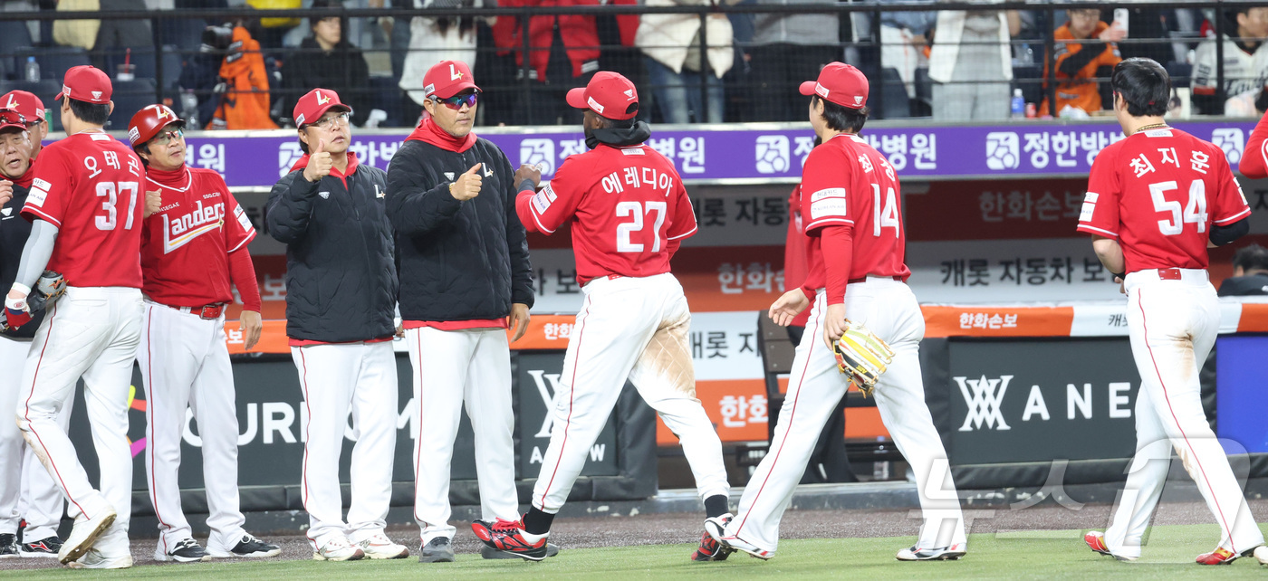 (대전=뉴스1) 김기남 기자 = 29일 대전 한화생명볼파크에서 열린 2026 신한 SOL KBO리그 SSG 랜더스와 한화 이글스의 경기에서 SSG가 승리하며 이숭용 감독과 선수들이 …