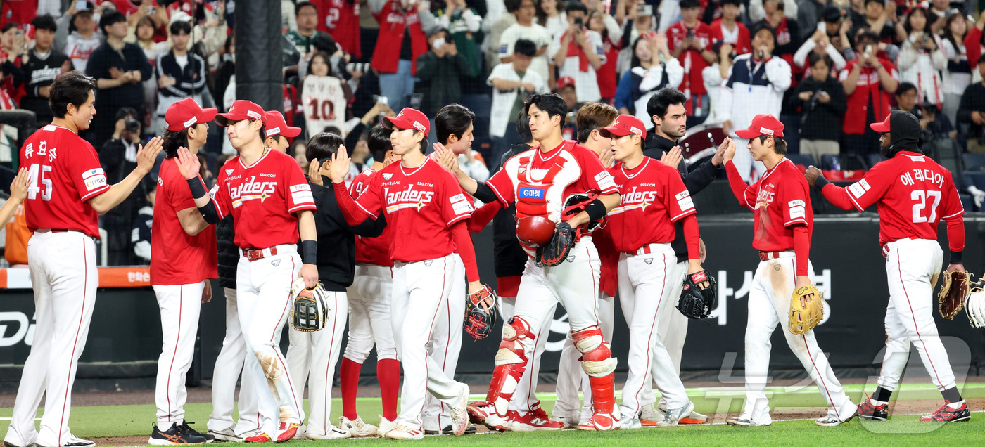 (대전=뉴스1) 김기남 기자 = 29일 대전 한화생명볼파크에서 열린 2026 신한 SOL KBO리그 SSG 랜더스와 한화 이글스의 경기에서 SSG가 승리하며 선수들이 하이파이브 하 …