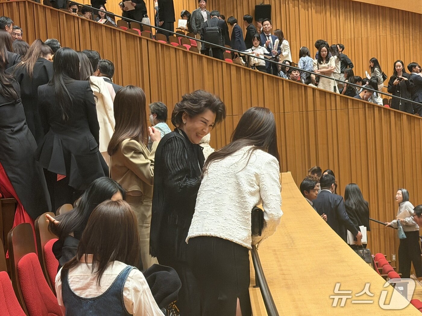 본문 이미지 - 정유경 신세계 회장이 29일 오후 서울 송파구 롯데콘서트홀에서 열린 정용진 신세계그룹 회장의 부인 한지희씨의 데뷔 앨범 발매 기념 콘서트에 참석하고 있다. 2026.4.29 ⓒ 뉴스1 윤수희 기자