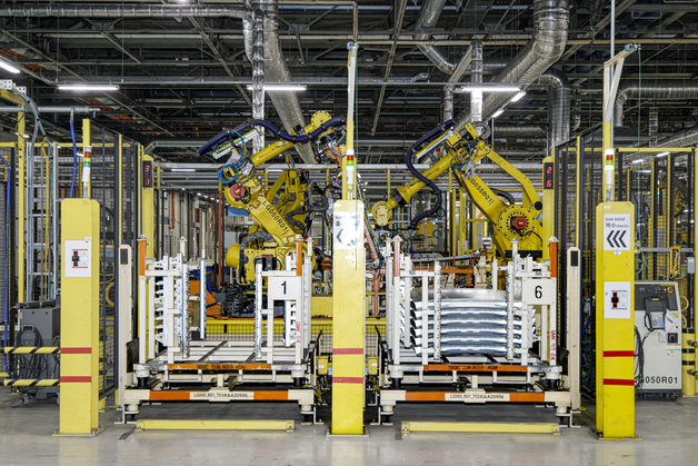 "로봇과 사람 공존 완성"…소형 SUV 핵심 한국GM 창원공장 가보니