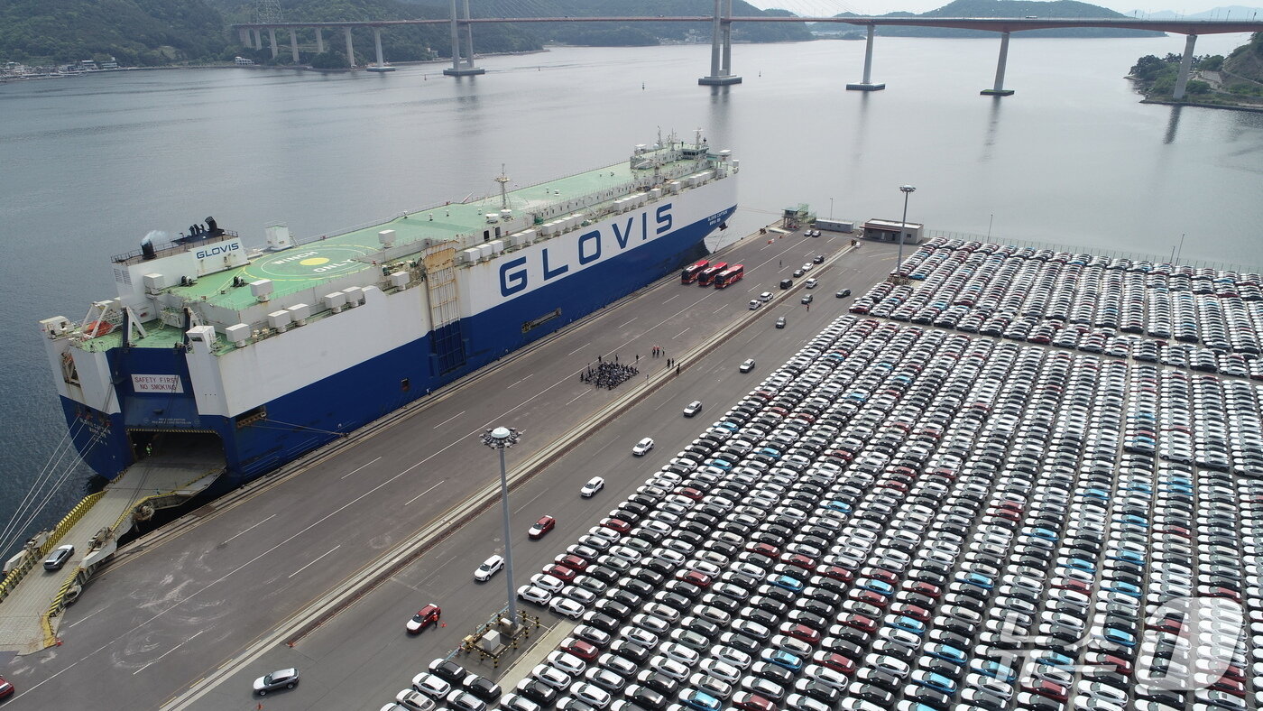 본문 이미지 - GM한국사업장 창원공장에서 생산된 트랙스 크로스오버를 비롯한 차량들이 마산가포신항에서 선박 선적을 앞둔 모습(GM한국사업장 제공)