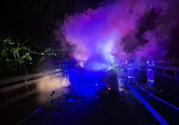 부여 국도서 승용차, 갓길 트랙터 들이받고 화재…차량 전소