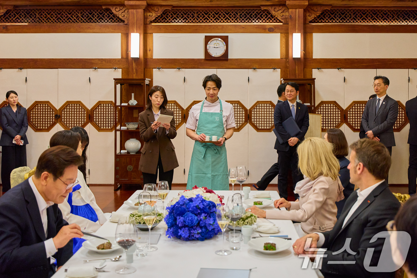 (서울=뉴스1) 허경 기자 = 이재명 대통령, 김혜경 여사와 에마뉘엘 마크롱 프랑스 대통령, 브리지트 마크롱 여사가 2일 청와대 상춘재에서 열린 친교 만찬에서 손종원 셰프의 메뉴 …