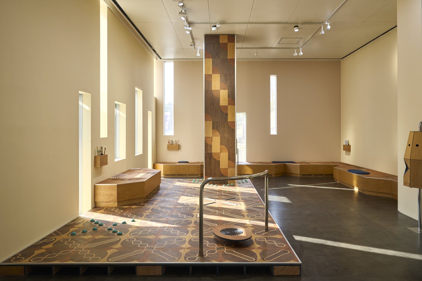 본문 이미지 - '몸을 위한 간주곡 &mdash; 소목장세미' 전시 전경 (서울시립미술관 제공)