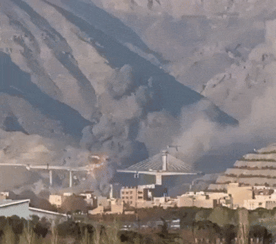 트럼프가 올린 이란 최대 교량 파괴 영상…"늦기 전에 협상하라" 위협