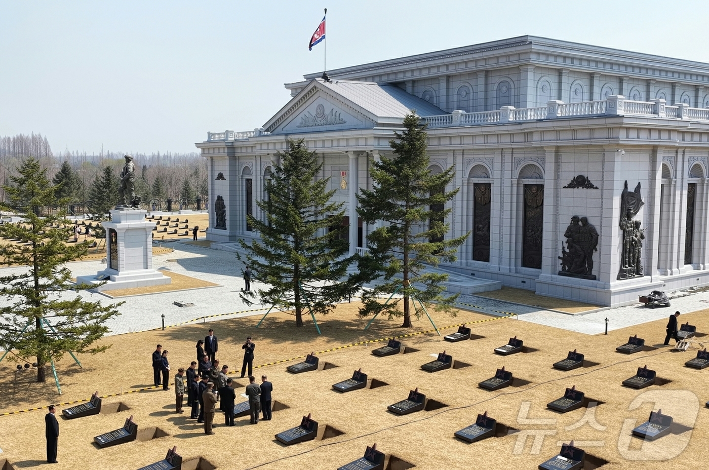 (평양 노동신문=뉴스1) = 노동당 기관지 노동신문은 3일 1면에서 "경애하는 김정은 동지께서 해외군사작전 전투위훈기념관 건설장을 현지지도하시었다"고 보도했다. 김 총비서는 기념관 …